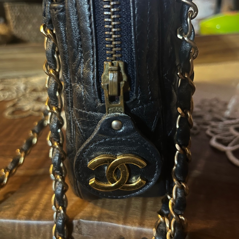 CHANEL Black Quilted Leather Shoulder Bag with Gold Chain - Picture 10 of 13